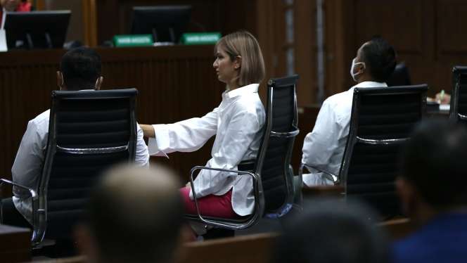 Raut Sedih Nia Ramadhani Saat Jalani Sidang Pemeriksaan Terdakwa