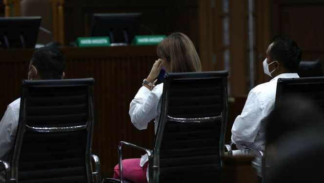 Raut Sedih Nia Ramadhani Saat Jalani Sidang Pemeriksaan Terdakwa