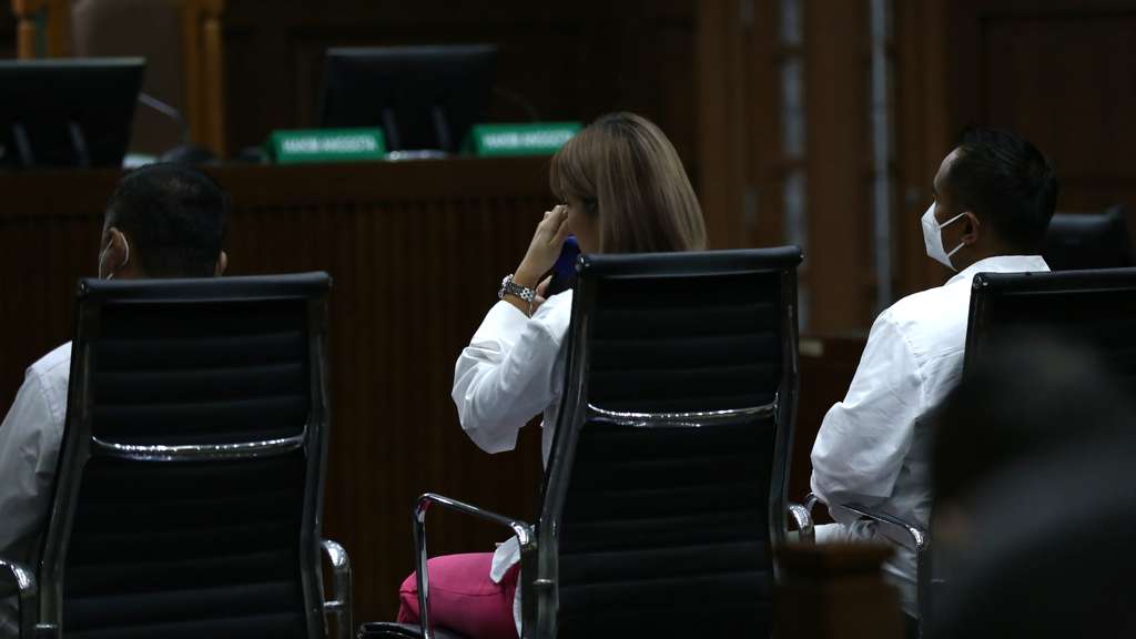 Raut Sedih Nia Ramadhani Saat Jalani Sidang Pemeriksaan Terdakwa