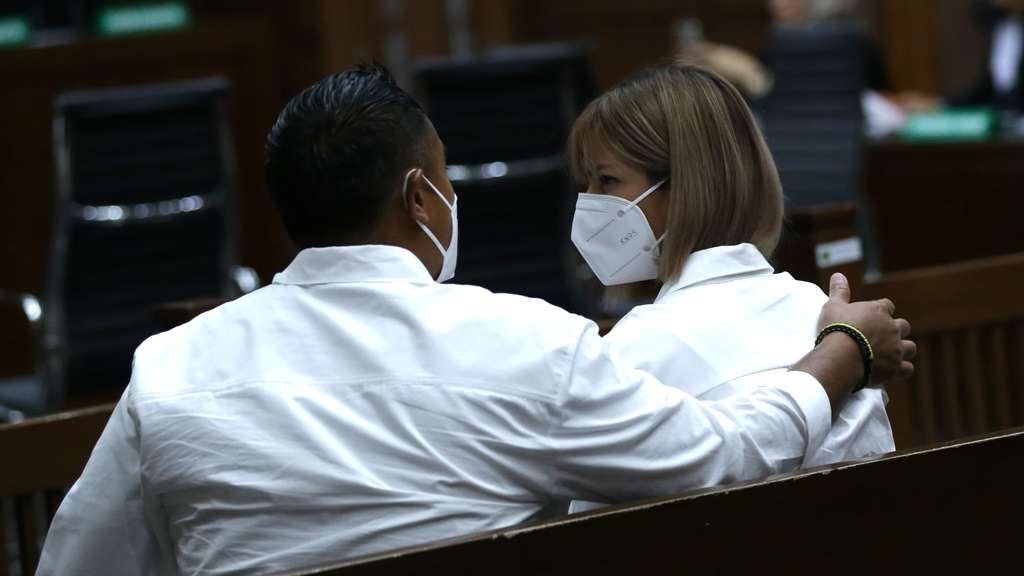 Raut Sedih Nia Ramadhani Saat Jalani Sidang Pemeriksaan Terdakwa