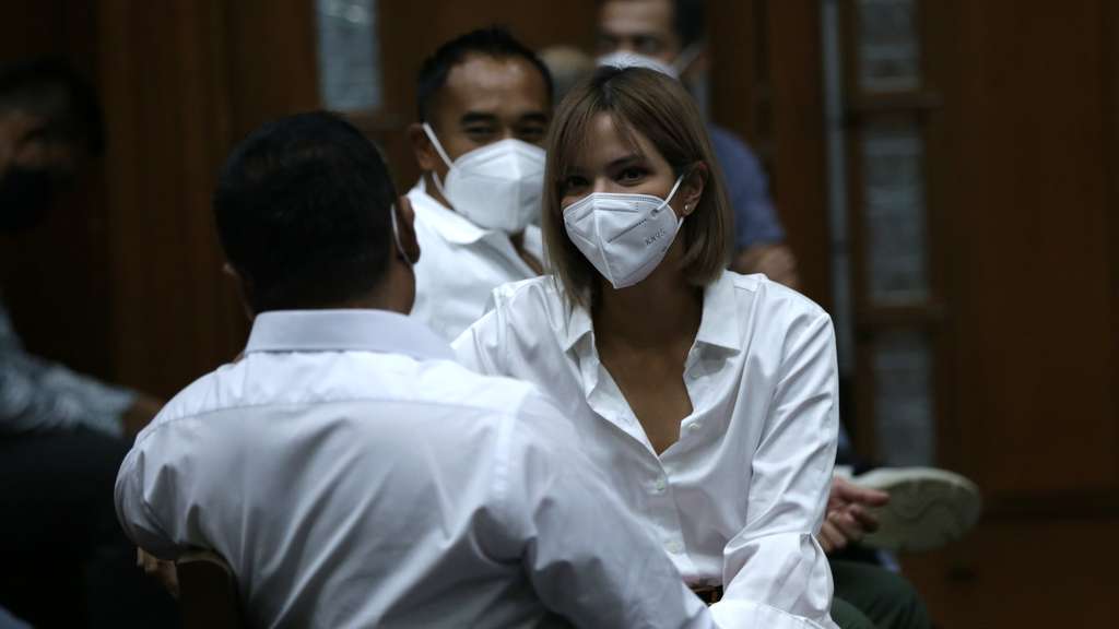 Raut Sedih Nia Ramadhani Saat Jalani Sidang Pemeriksaan Terdakwa