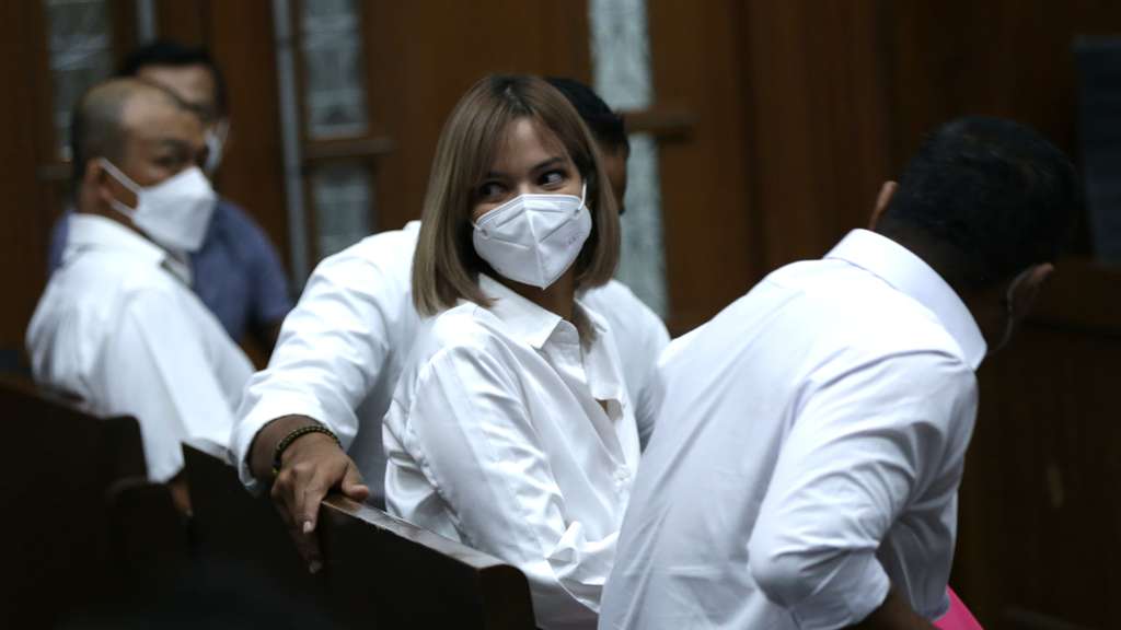 Raut Sedih Nia Ramadhani Saat Jalani Sidang Pemeriksaan Terdakwa