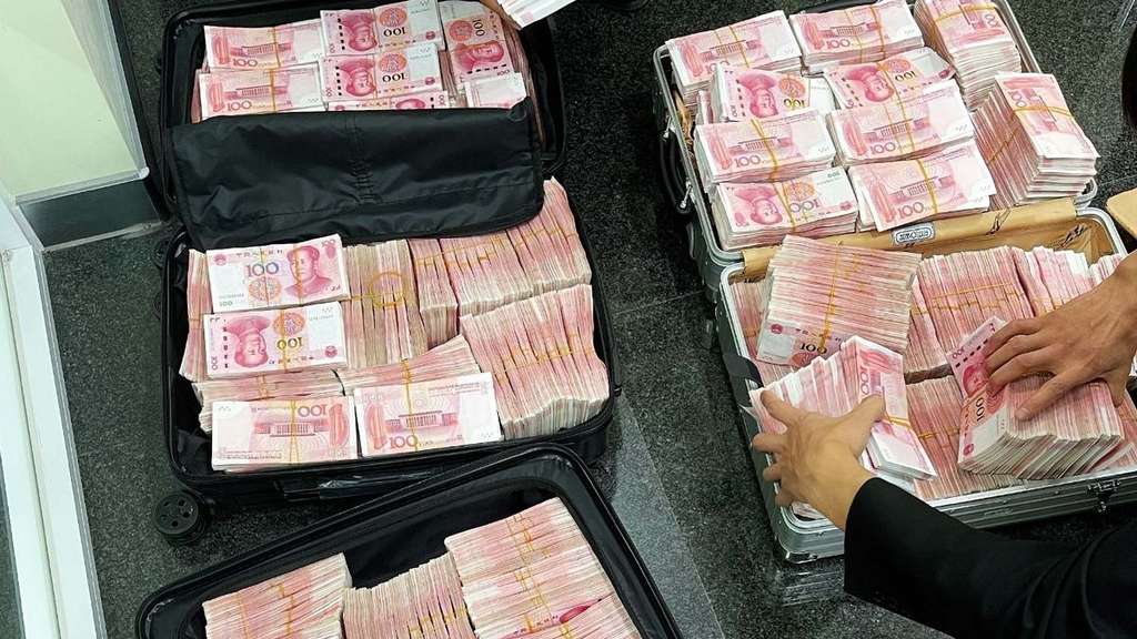5 Potret Miliarder 'Ngamuk' di Bank Tersinggung Ditegur Satpam, Tarik Seluruh Tabungan, Hingga Paksa Petugas Hitung Rp11 M dengan Tangan!