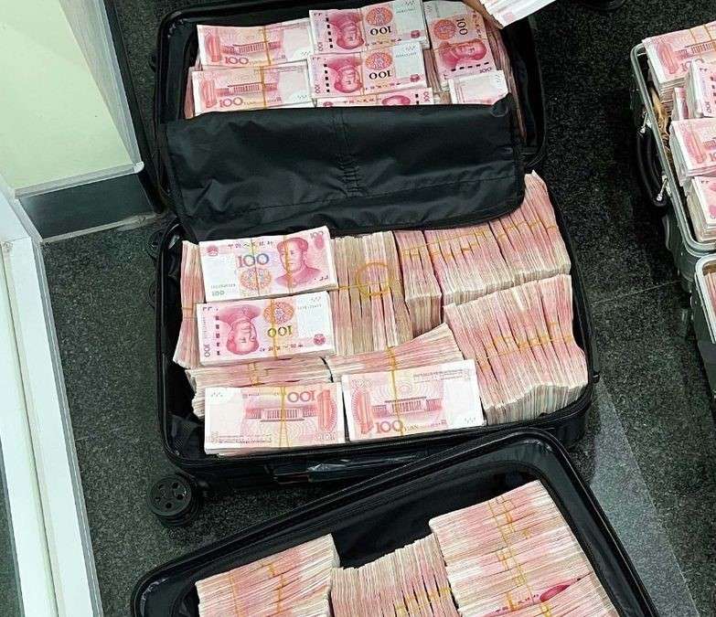 5 Potret Miliarder 'Ngamuk' di Bank Tersinggung Ditegur Satpam, Tarik Seluruh Tabungan, Hingga Paksa Petugas Hitung Rp11 M dengan Tangan!