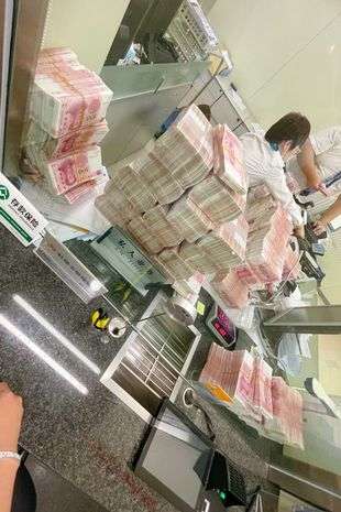5 Potret Miliarder 'Ngamuk' di Bank Tersinggung Ditegur Satpam, Tarik Seluruh Tabungan, Hingga Paksa Petugas Hitung Rp11 M dengan Tangan!