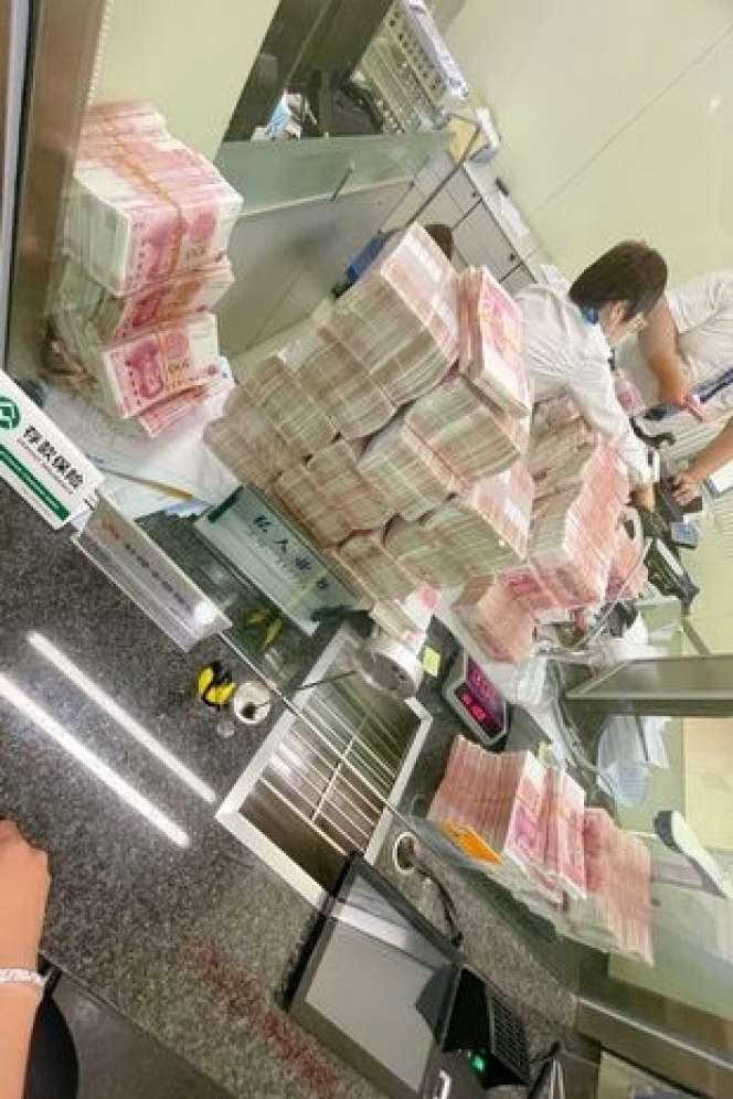 5 Potret Miliarder 'Ngamuk' di Bank Tersinggung Ditegur Satpam, Tarik Seluruh Tabungan, Hingga Paksa Petugas Hitung Rp11 M dengan Tangan!