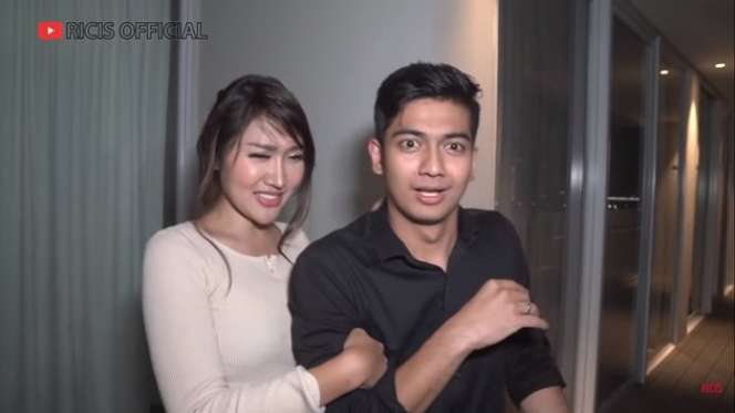 9 Potret Teuku Ryan Suami Ria Ricis Ketakutan Digoda Lucinta Luna, Main Basah-Basahan Hingga Mandi Bareng!