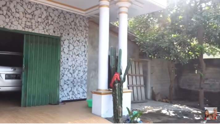 Penampakan Rumah Mewah Milik TKW Hongkong, Ada Kandang Besar!