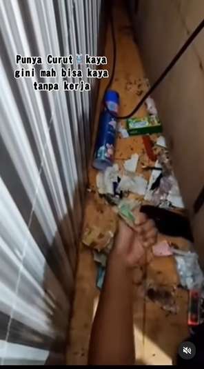 10 Potret Pasutri Bongkar Sarang Tikus di Rumahnya, Isinya Tumpukan Uang Banyak Banget, Auto Kaya!
