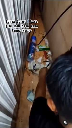 10 Potret Pasutri Bongkar Sarang Tikus di Rumahnya, Isinya Tumpukan Uang Banyak Banget, Auto Kaya!