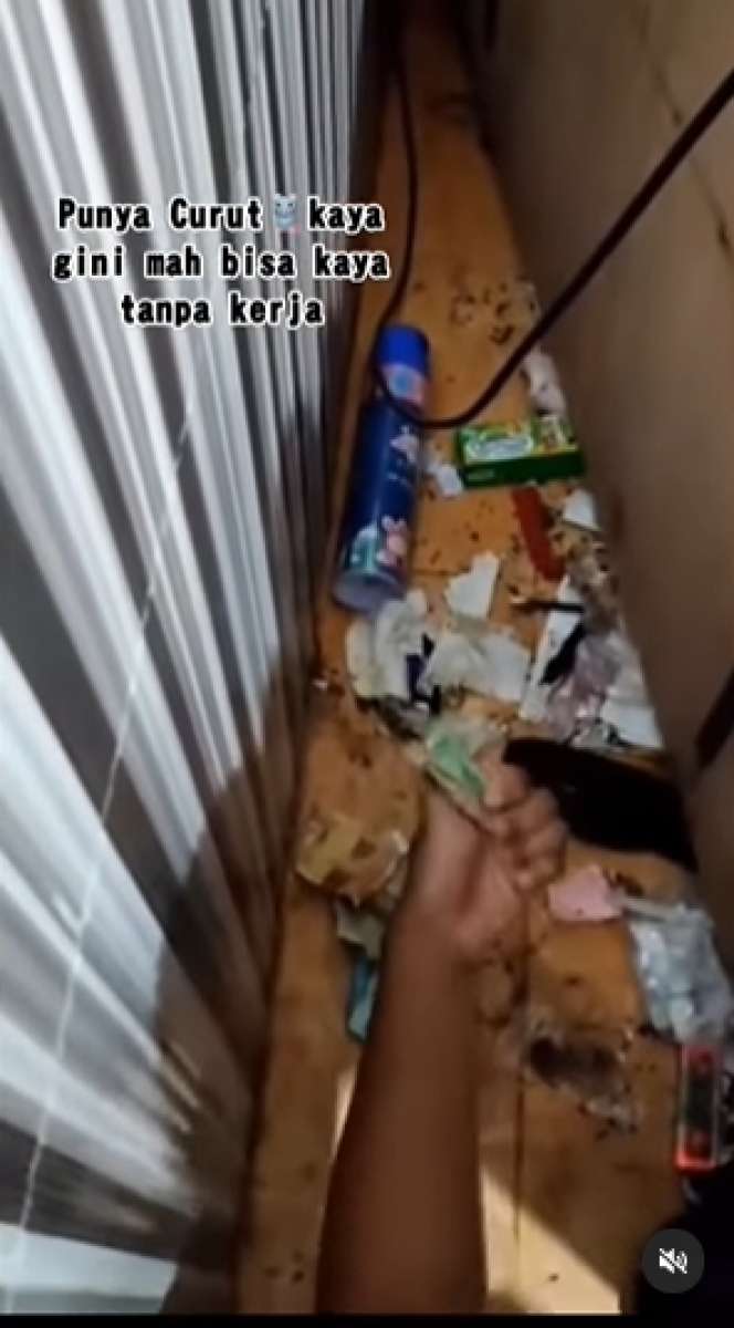 10 Potret Pasutri Bongkar Sarang Tikus di Rumahnya, Isinya Tumpukan Uang Banyak Banget, Auto Kaya!