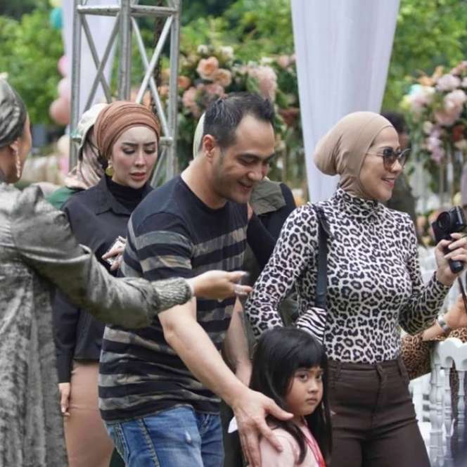 Makin Dekat Seperti Ayah dan Anak! Potret Kebersamaan Ferry Irawan dan Vania Putri Venna Melinda