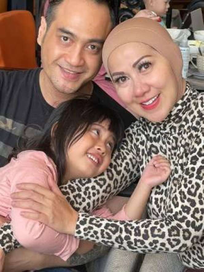 Makin Dekat Seperti Ayah dan Anak! Potret Kebersamaan Ferry Irawan dan Vania Putri Venna Melinda