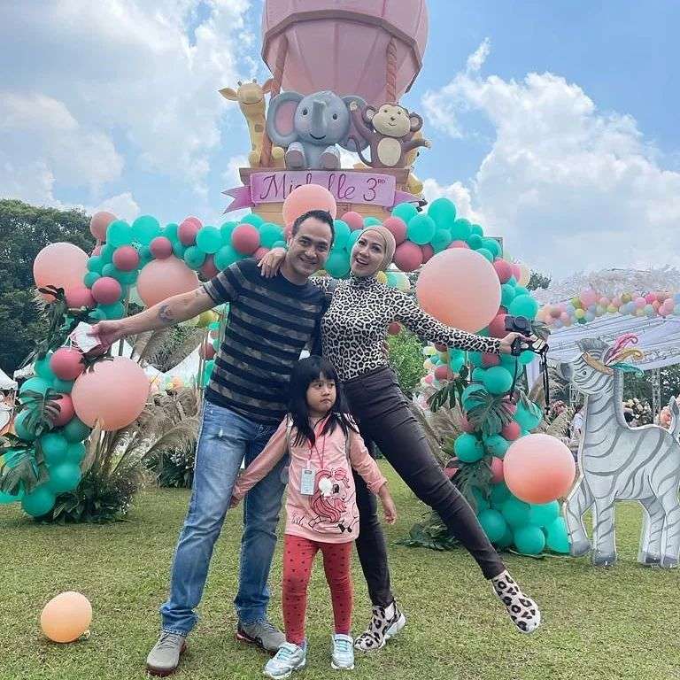 Makin Dekat Seperti Ayah dan Anak! Potret Kebersamaan Ferry Irawan dan Vania Putri Venna Melinda