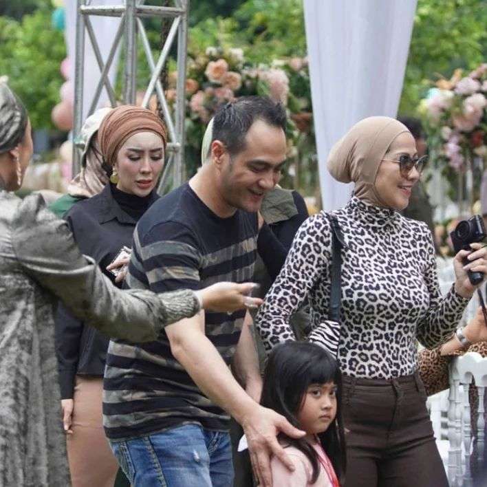 Makin Dekat Seperti Ayah dan Anak! Potret Kebersamaan Ferry Irawan dan Vania Putri Venna Melinda