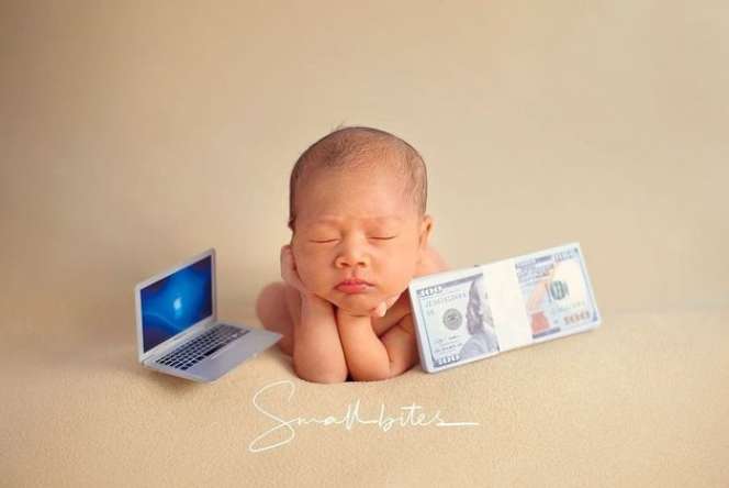 Potret Rayyanza Anak Kedua Nagita Slavina Foto dengan Uang Dolar
