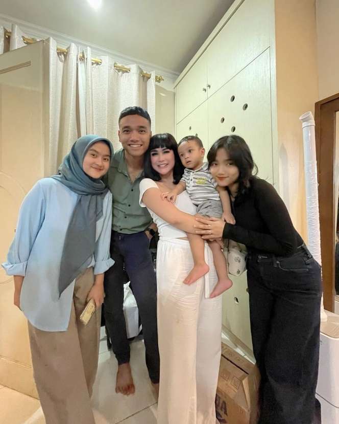 9 Potret Bebizie Dandan Mirip Vanessa Angel, Sampai Dipanggil ‘Mami’ Oleh Gala Sky