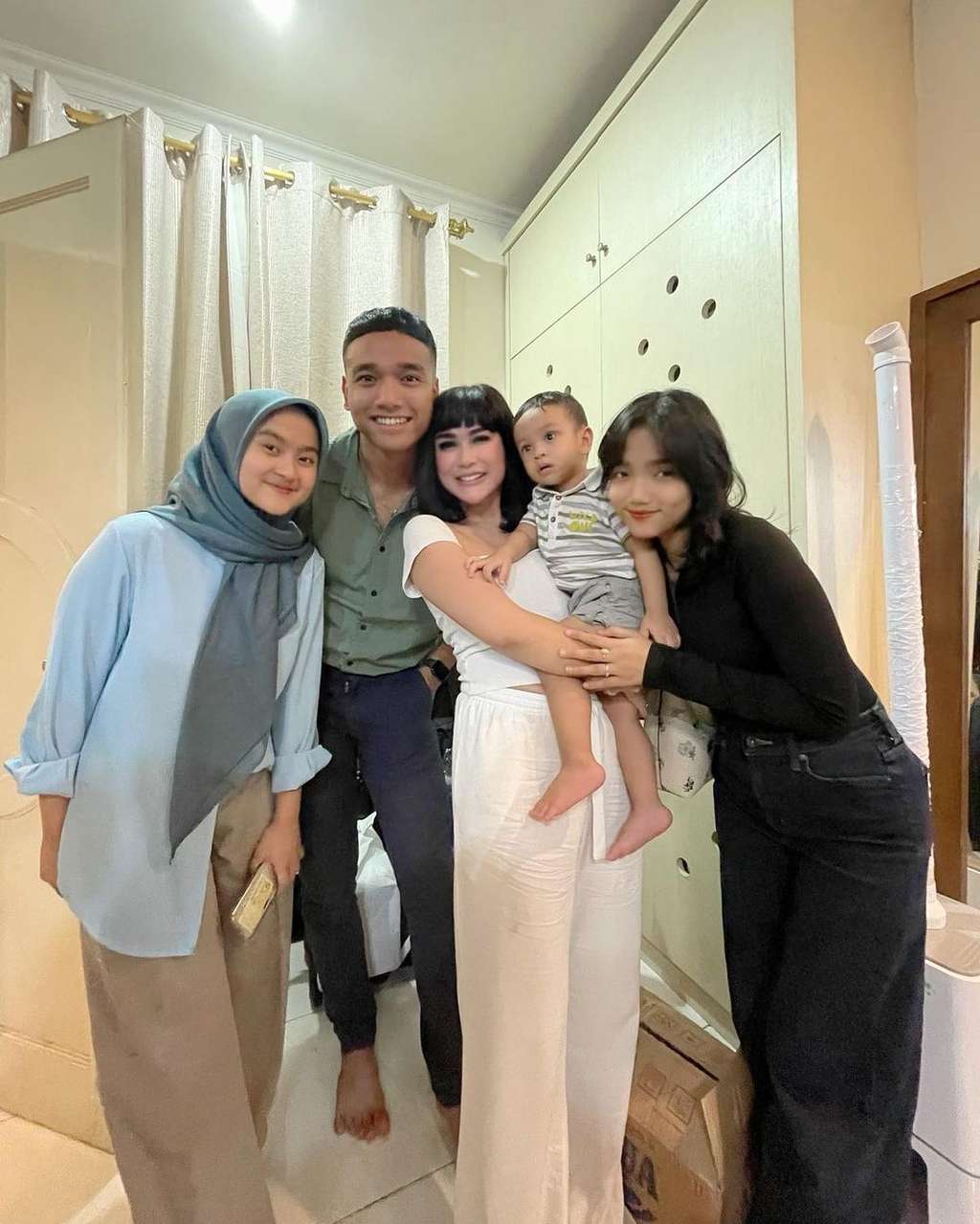 9 Potret Bebizie Dandan Mirip Vanessa Angel, Sampai Dipanggil ‘Mami’ Oleh Gala Sky