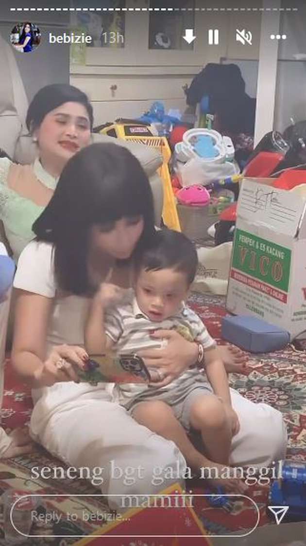 9 Potret Bebizie Dandan Mirip Vanessa Angel, Sampai Dipanggil ‘Mami’ Oleh Gala Sky