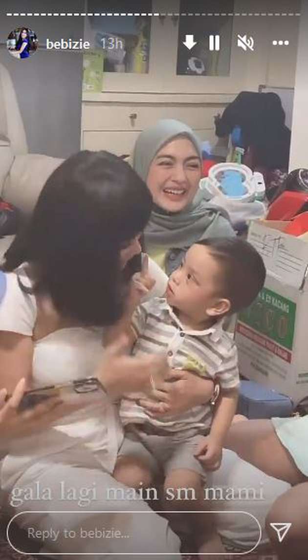 9 Potret Bebizie Dandan Mirip Vanessa Angel, Sampai Dipanggil ‘Mami’ Oleh Gala Sky