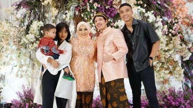 10 Gaya Artis di Acara 7 Bulanan Aurel-Atta, Kedekatan Fuji dan Thariq Halilintar Jadi Sorotan!