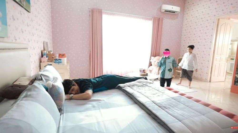 8 Potret Kamar Tidur Amora Lemos yang Jarang Tersorot, Mewah Banget Penuh Mainan Mahal!
