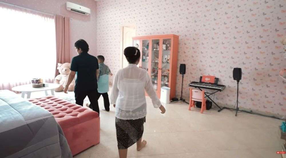8 Potret Kamar Tidur Amora Lemos yang Jarang Tersorot, Mewah Banget Penuh Mainan Mahal!
