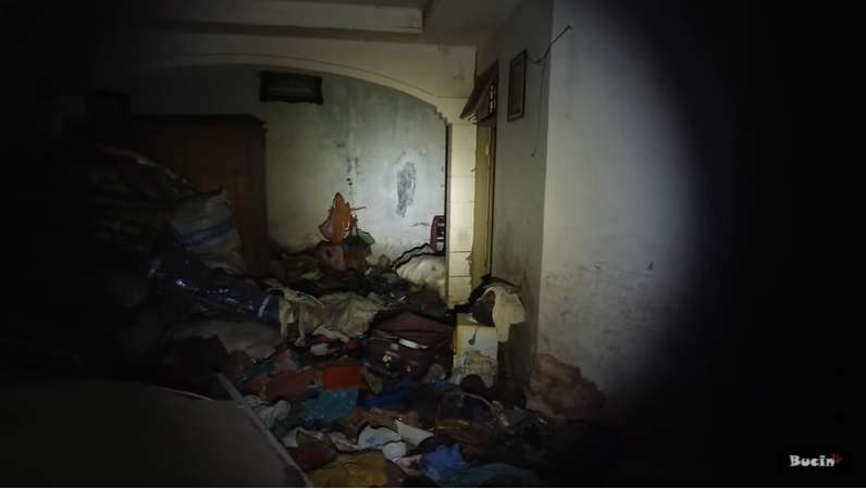 10 Potret Ngerinya Rumah Terbengkalai 15 Tahun, Ditemukan Mayat Nenek Membusuk di Kamar