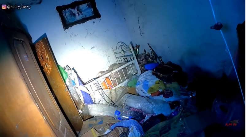 10 Potret Ngerinya Rumah Terbengkalai 15 Tahun, Ditemukan Mayat Nenek Membusuk di Kamar