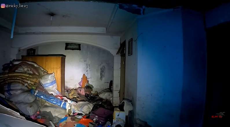 10 Potret Ngerinya Rumah Terbengkalai 15 Tahun, Ditemukan Mayat Nenek Membusuk di Kamar