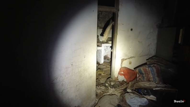 10 Potret Ngerinya Rumah Terbengkalai 15 Tahun, Ditemukan Mayat Nenek Membusuk di Kamar