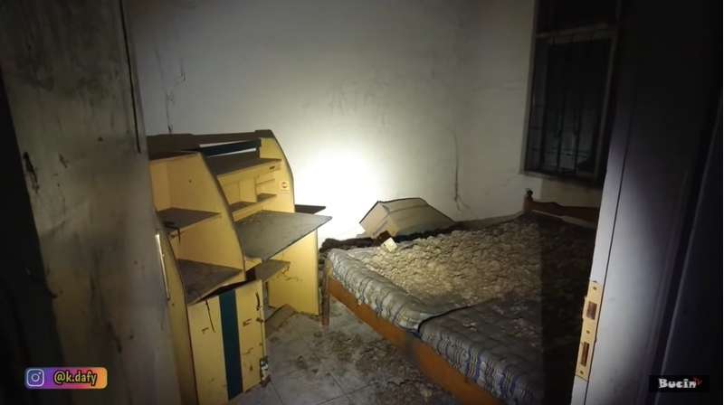 10 Potret Ngerinya Rumah Terbengkalai 15 Tahun, Ditemukan Mayat Nenek Membusuk di Kamar