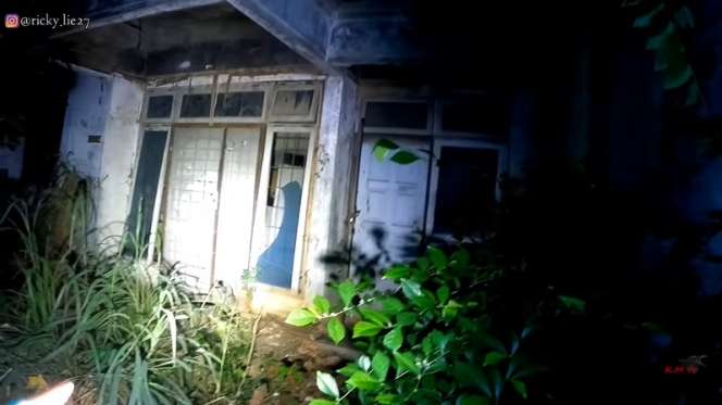 10 Potret Ngerinya Rumah Terbengkalai 15 Tahun, Ditemukan Mayat Nenek Membusuk di Kamar