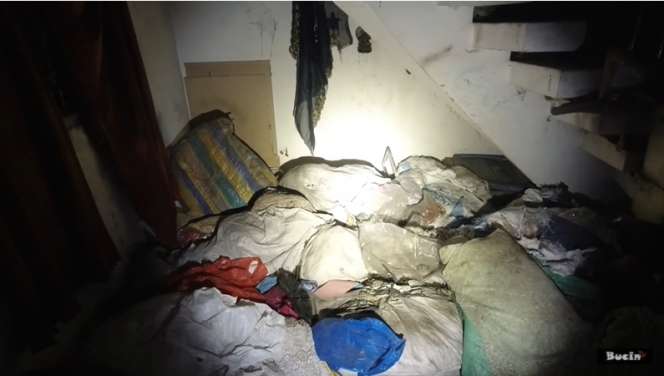 10 Potret Ngerinya Rumah Terbengkalai 15 Tahun, Ditemukan Mayat Nenek Membusuk di Kamar