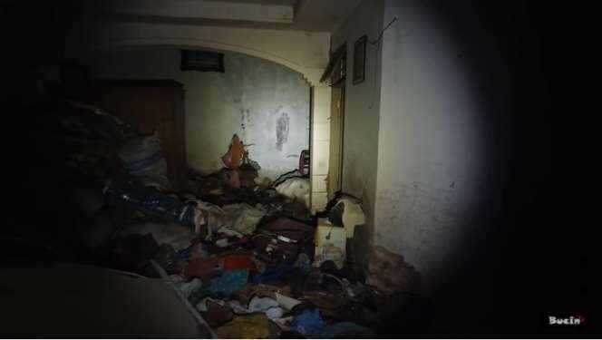 10 Potret Ngerinya Rumah Terbengkalai 15 Tahun, Ditemukan Mayat Nenek Membusuk di Kamar