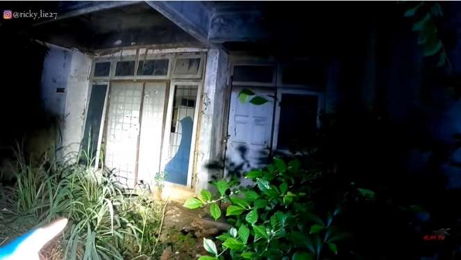 10 Potret Ngerinya Rumah Terbengkalai 15 Tahun, Ditemukan Mayat Nenek Membusuk di Kamar