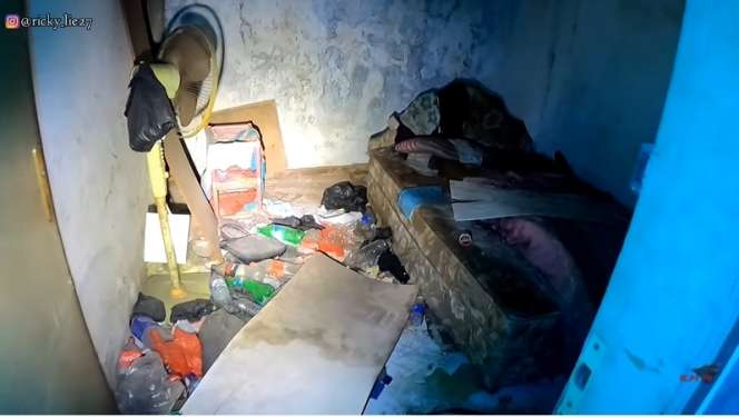 10 Potret Ngerinya Rumah Terbengkalai 15 Tahun, Ditemukan Mayat Nenek Membusuk di Kamar