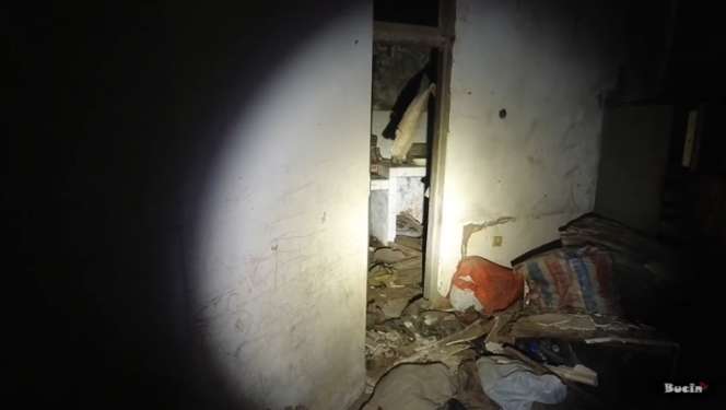 10 Potret Ngerinya Rumah Terbengkalai 15 Tahun, Ditemukan Mayat Nenek Membusuk di Kamar