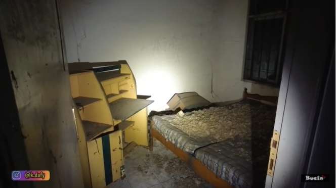 10 Potret Ngerinya Rumah Terbengkalai 15 Tahun, Ditemukan Mayat Nenek Membusuk di Kamar