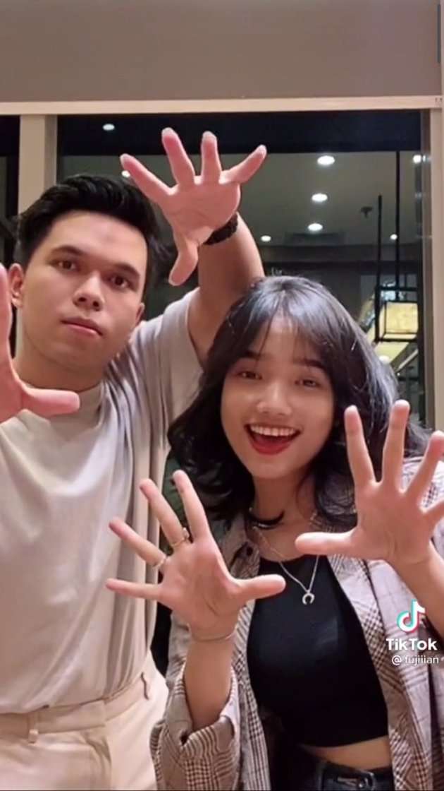 10 Potret Mesra Thariq Halilintar dan Fuji yang Bikin Baper, Kepergok Gandengan Tangan!