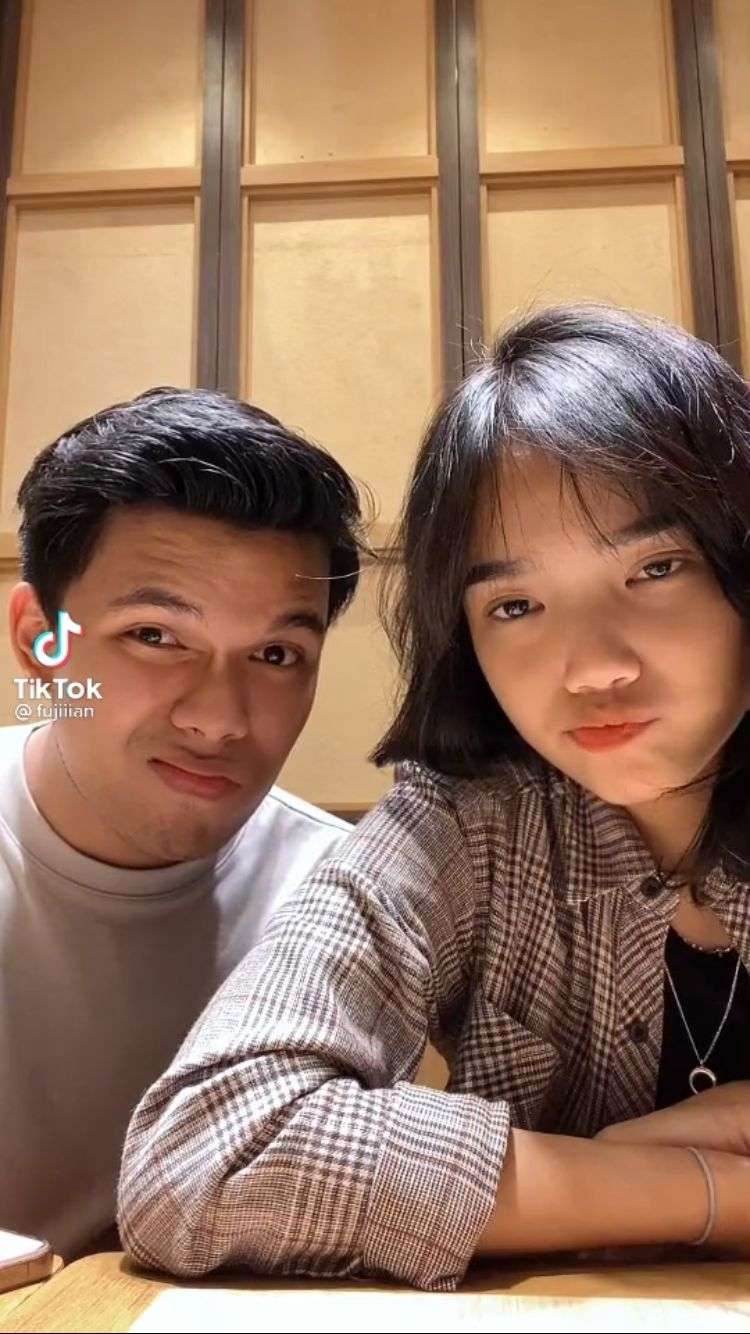 10 Potret Mesra Thariq Halilintar dan Fuji yang Bikin Baper, Kepergok Gandengan Tangan!