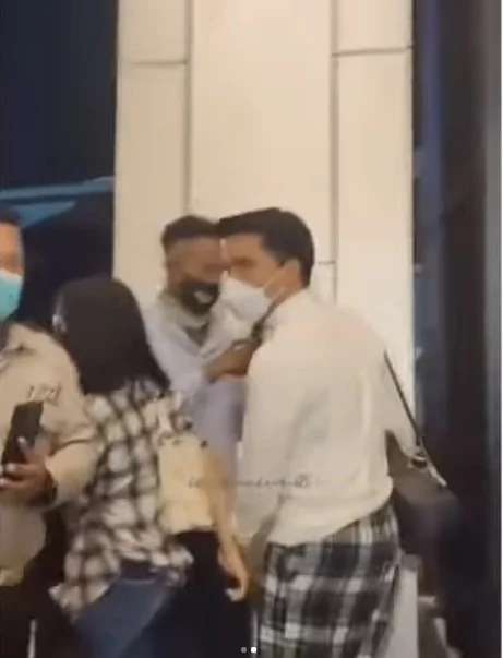 10 Potret Mesra Thariq Halilintar dan Fuji yang Bikin Baper, Kepergok Gandengan Tangan!
