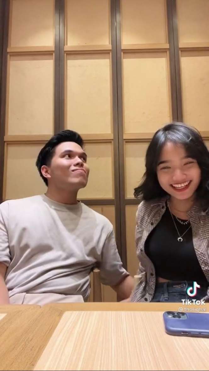 10 Potret Mesra Thariq Halilintar dan Fuji yang Bikin Baper, Kepergok Gandengan Tangan!