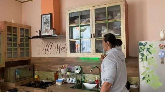 10 Penampakan Rumah Ade Rai yang Kental Adat Bali, Kamarnya Estetik Banget!