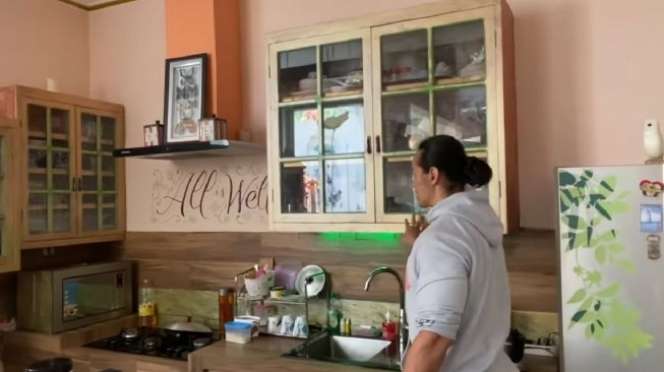 10 Penampakan Rumah Ade Rai yang Kental Adat Bali, Kamarnya Estetik Banget!