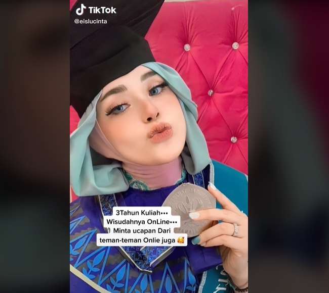 10 Potret PNS Cantik yang Viral Karena Model Hijab 'Rambut', Bak Princess Disney!