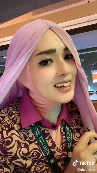 10 Potret PNS Cantik yang Viral Karena Model Hijab 'Rambut', Bak Princess Disney!