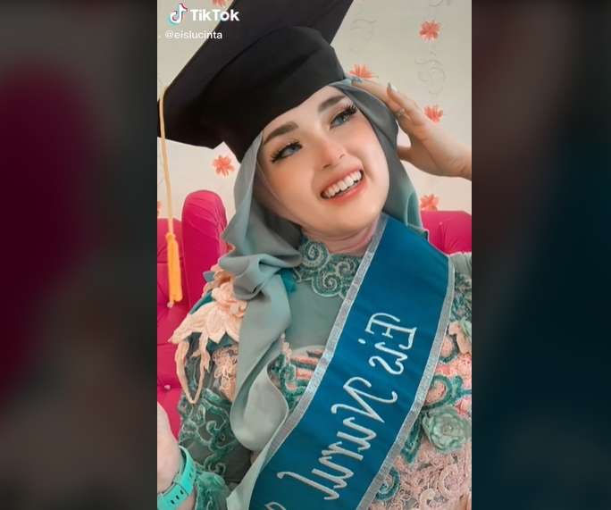 10 Potret PNS Cantik yang Viral Karena Model Hijab 'Rambut', Bak Princess Disney!