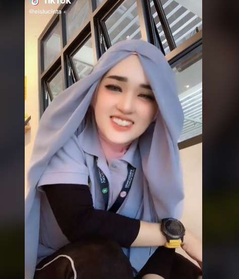 10 Potret PNS Cantik yang Viral Karena Model Hijab 'Rambut', Bak Princess Disney!