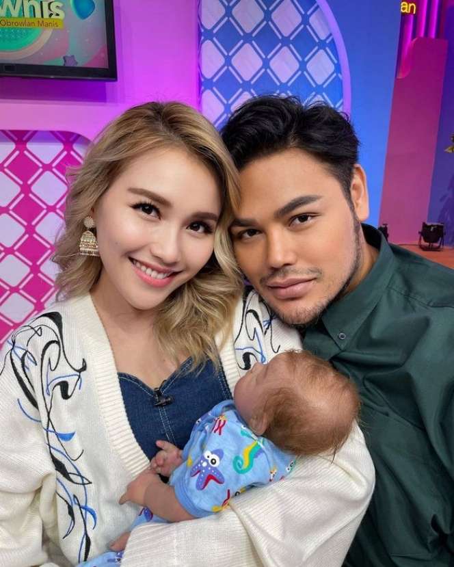Momen Ivan Gunawan Momong Sang 'Anak' Borong Perlengkapan Bayi Hingga Diajak Ke Lokasi Syuting